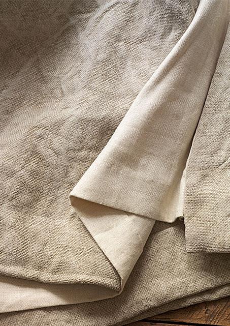 de Le Cuona discusses the use of natural linens.