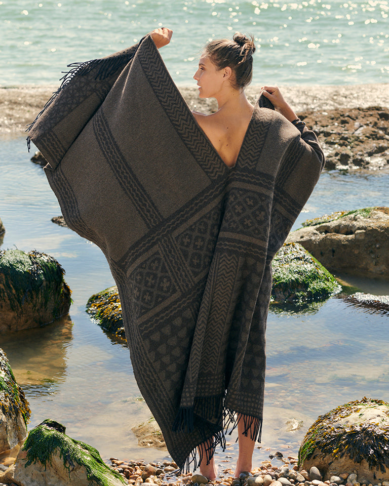 Rambler Llama Poncho - Chestnut